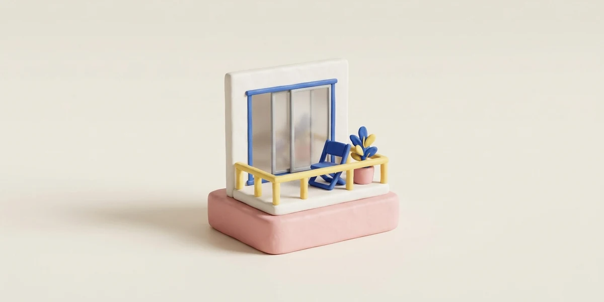 Matný hlinený 3D render k téme zasklenie balkóna: posuvné sklenené panely v hliníkových lištách, nízke zábradlie, skladacie kreslo a kvetináč v pastelových farbách